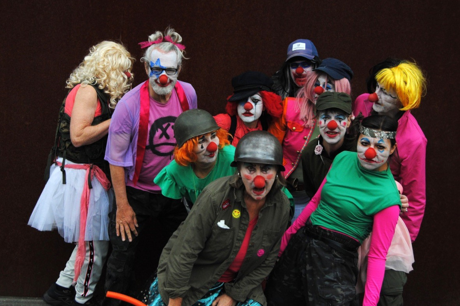 Am 18. und 19. Juni verwandeln die Rebel Clowns der Werkstatt für Bühne und Film Wiesbaden den öffentlichen Raum in eine politische Theaterbühne. Mit dem Spektakel „Das neue Normal“ setzen sie ein satirisches Zeichen gegen Reichtum, soziale Schieflagen und ökologischen Stillstand.