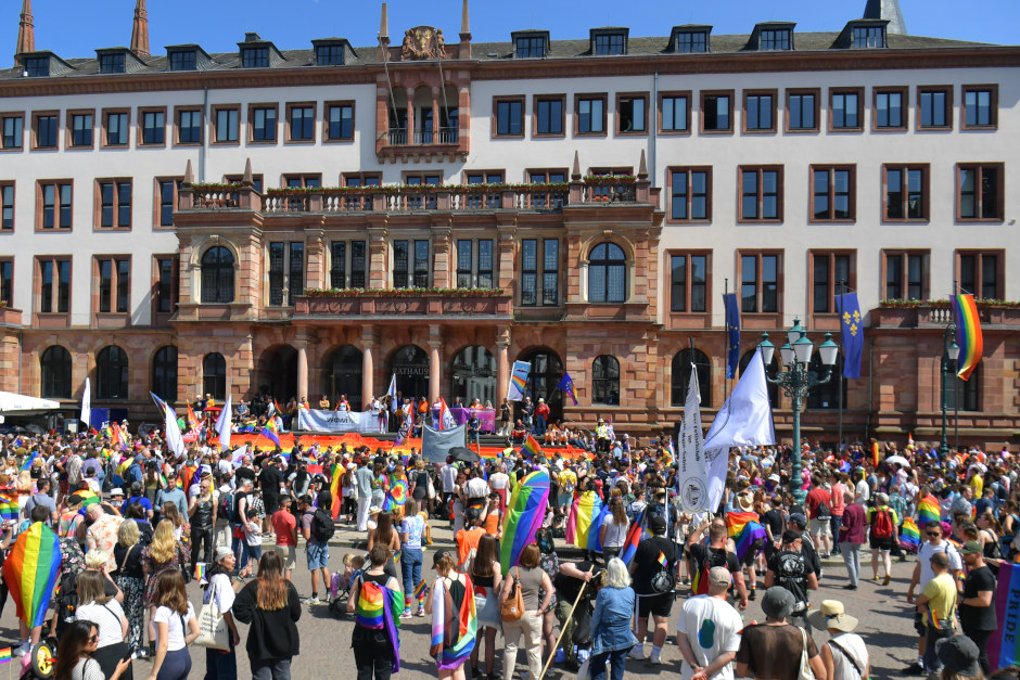 Wiesbaden setzt am 17. Mai ein Zeichen für Vielfalt und Respekt: Zum Internationalen Tag gegen Homo-, Bi-, Inter- und Transfeindlichkeit wird am Rathaus die Regenbogenfahne gehisst. Am Bahnhofsvorplatz und in den Reisinger-Anlagen sind zudem Kundgebung, Infostände und ein Regenbogen-Picknick geplant.