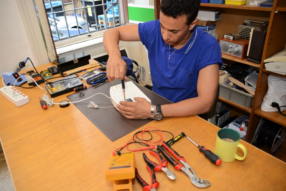Am Samstag, 23. Mai, macht das Repair-Café on Tour erneut Station im Wiesbadener Umweltladen. Von Elektrogeräten über Kinderspielzeug bis hin zu Kleidung gibt es dort Hilfe zur Selbsthilfe – kostenlos und ressourcenschonend.