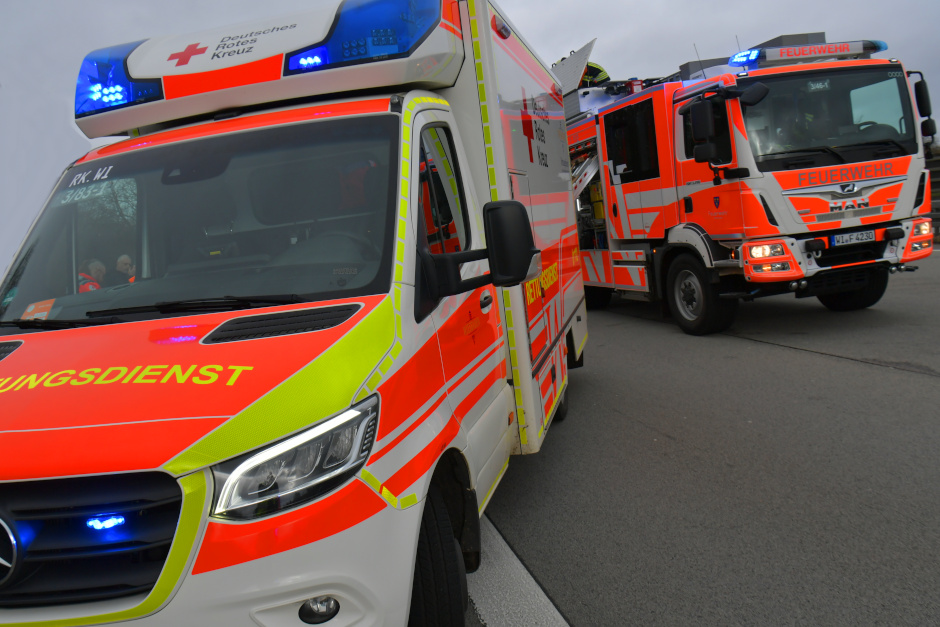 Großeinsatz Freitag Nachmittag: Reizgas im Treppenhaus einer Sprachschule am Mauritiusplatz in Wiesbaden – 24 Kinder und 10 Erwachsene mit Atemwegsreizungen. Feuerwehr belüftet, Entwarnung gegeben, Ursache unklar.