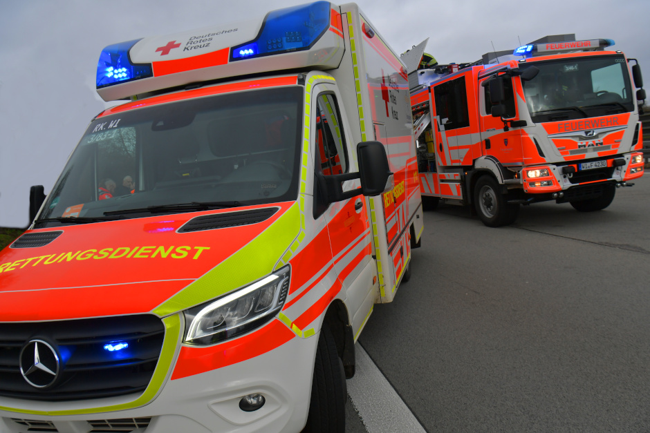 Die Feuerwehr Wiesbaden und der Rettungsdienst haben am Freitag, 29. Mai 2026, einen außergewöhnlich einsatzreichen Tag erlebt. Insgesamt 296 Einsätze, sommerliche Temperaturen und mehrere parallel laufende Lagen sorgten für eine enorme Belastung in Stadtgebiet und Leitstelle.