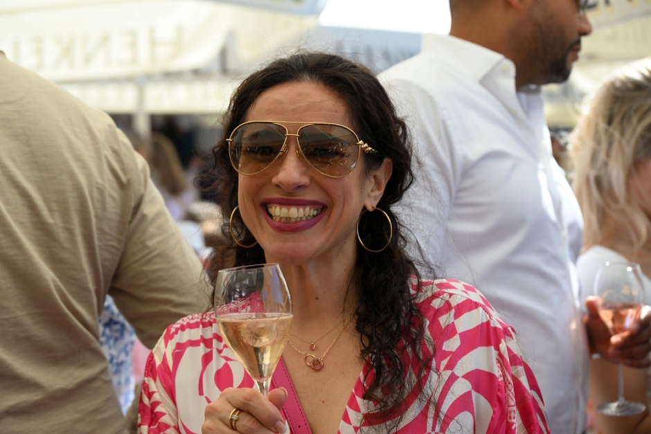 Am Samstag, 9. Mai 2026, öffnet Schloss Henkell wieder seine Tore zum traditionellen Sekttag. Von 11 bis 19 Uhr erwarten freier Eintritt, Live-Musik mit Diana Schneider & Soul Elements, Streetfood, Kellereiführungen und vieles mehr die Besucher.