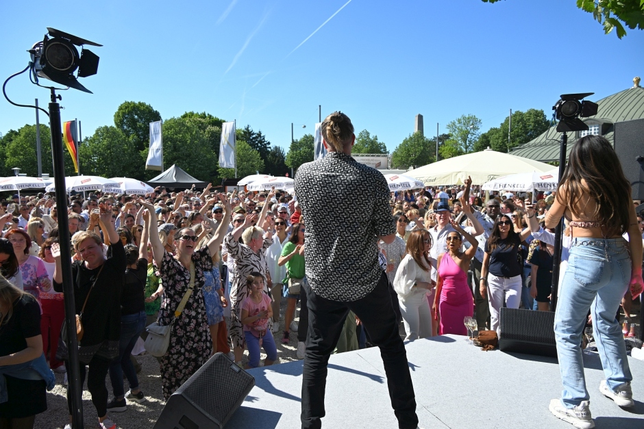 Am Samstag, 9. Mai 2026, öffnet Schloss Henkell wieder seine Tore zum traditionellen Sekttag. Von 11 bis 19 Uhr erwarten freier Eintritt, Live-Musik mit Diana Schneider & Soul Elements, Streetfood, Kellereiführungen und vieles mehr die Besucher.