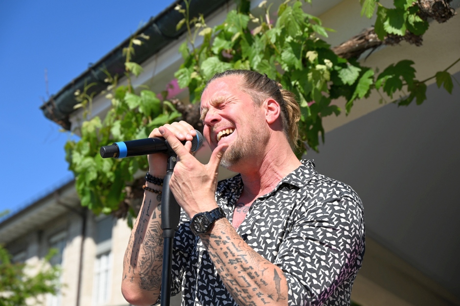 Am Samstag, 9. Mai 2026, öffnet Schloss Henkell wieder seine Tore zum traditionellen Sekttag. Von 11 bis 19 Uhr erwarten freier Eintritt, Live-Musik mit Diana Schneider & Soul Elements, Streetfood, Kellereiführungen und vieles mehr die Besucher.
