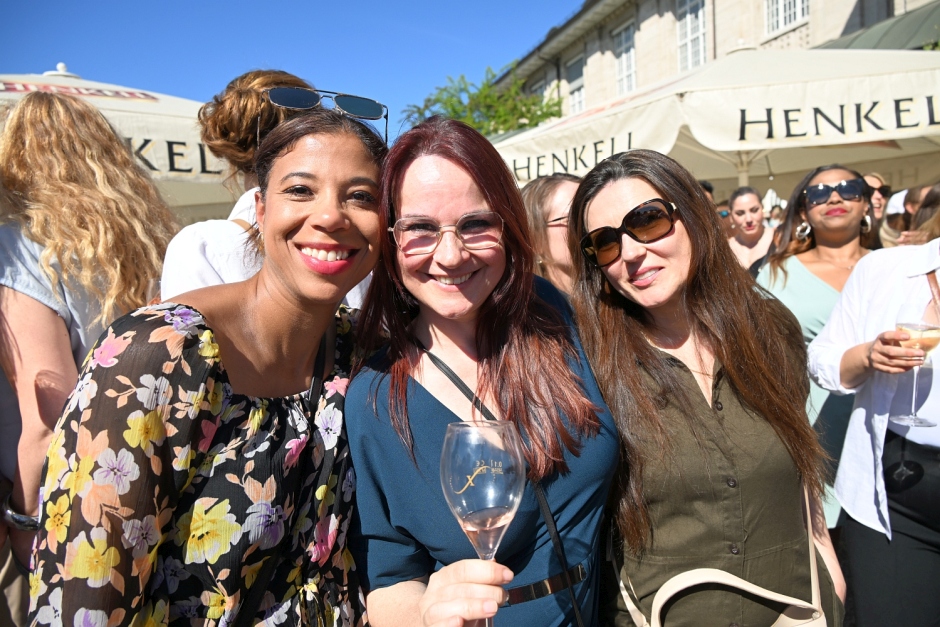 Am Samstag, 9. Mai 2026, öffnet Schloss Henkell wieder seine Tore zum traditionellen Sekttag. Von 11 bis 19 Uhr erwarten freier Eintritt, Live-Musik mit Diana Schneider & Soul Elements, Streetfood, Kellereiführungen und vieles mehr die Besucher.