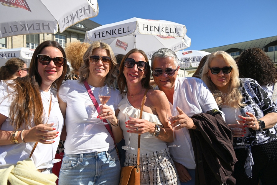 Am Samstag, 9. Mai 2026, öffnet Schloss Henkell wieder seine Tore zum traditionellen Sekttag. Von 11 bis 19 Uhr erwarten freier Eintritt, Live-Musik mit Diana Schneider & Soul Elements, Streetfood, Kellereiführungen und vieles mehr die Besucher.