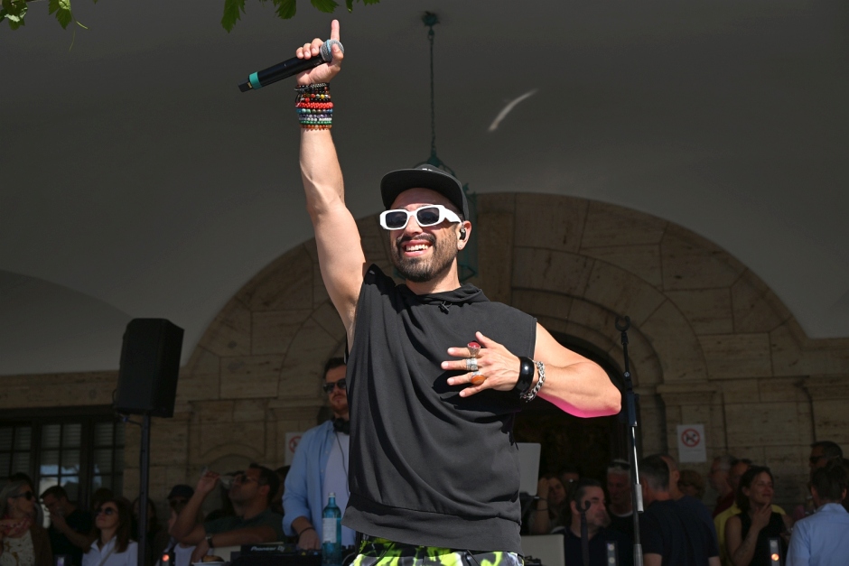 Am Samstag, 9. Mai 2026, öffnet Schloss Henkell wieder seine Tore zum traditionellen Sekttag. Von 11 bis 19 Uhr erwarten freier Eintritt, Live-Musik mit Diana Schneider & Soul Elements, Streetfood, Kellereiführungen und vieles mehr die Besucher.
