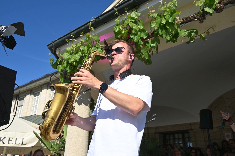 Am Samstag, 9. Mai 2026, öffnet Schloss Henkell wieder seine Tore zum traditionellen Sekttag. Von 11 bis 19 Uhr erwarten freier Eintritt, Live-Musik mit Diana Schneider & Soul Elements, Streetfood, Kellereiführungen und vieles mehr die Besucher.