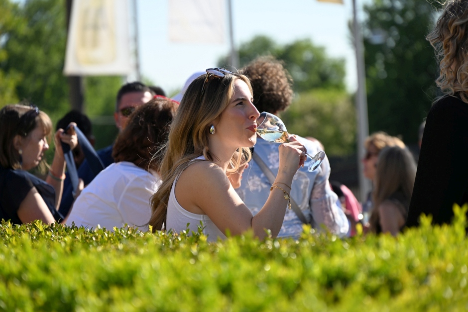 Am Samstag, 9. Mai 2026, öffnet Schloss Henkell wieder seine Tore zum traditionellen Sekttag. Von 11 bis 19 Uhr erwarten freier Eintritt, Live-Musik mit Diana Schneider & Soul Elements, Streetfood, Kellereiführungen und vieles mehr die Besucher.