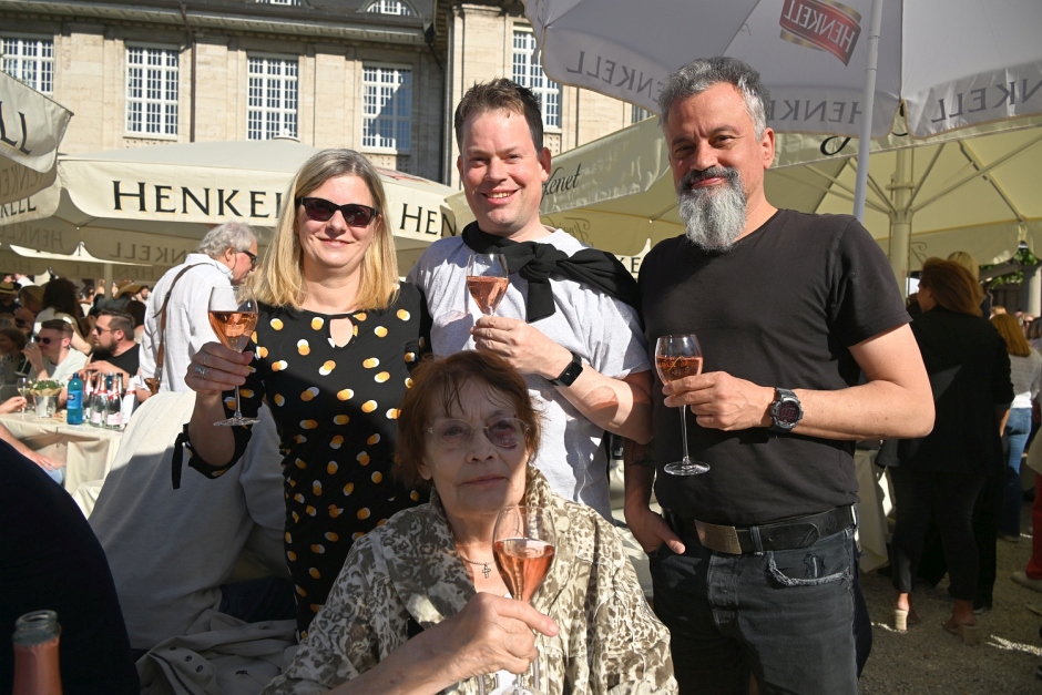 Am Samstag, 9. Mai 2026, öffnet Schloss Henkell wieder seine Tore zum traditionellen Sekttag. Von 11 bis 19 Uhr erwarten freier Eintritt, Live-Musik mit Diana Schneider & Soul Elements, Streetfood, Kellereiführungen und vieles mehr die Besucher.