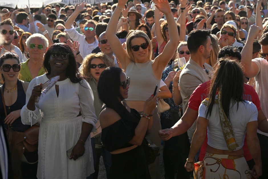 Am Samstag, 9. Mai 2026, öffnet Schloss Henkell wieder seine Tore zum traditionellen Sekttag. Von 11 bis 19 Uhr erwarten freier Eintritt, Live-Musik mit Diana Schneider & Soul Elements, Streetfood, Kellereiführungen und vieles mehr die Besucher.