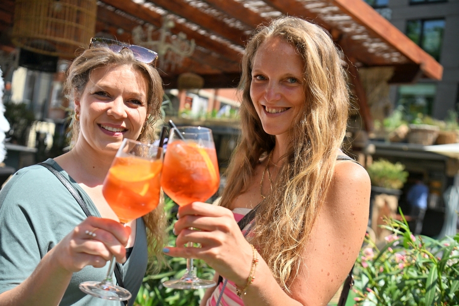 Vom 1. Juni bis 31. August verwandelt der Sommermarkt den Mauritiusplatz wieder in einen Treffpunkt für Genuss, Kultur und Familien. Mit regionalen Spezialitäten, Live-Musik, Sommerdrinks und kostenfreien Ferienangeboten wird die Innenstadt zur sommerlichen Erlebnisfläche.