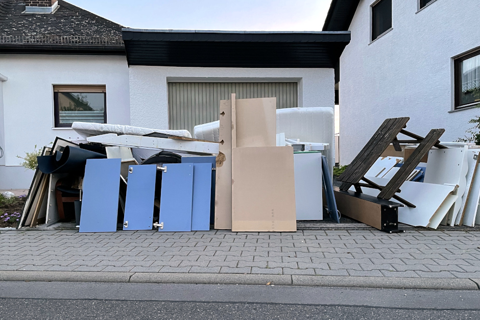 Zweimal im Jahr wird es in Naurod ernst mit dem Ausmisten: Da im nördlichsten Stadtteil Wiesbadens keine individuellen Termine vergeben werden, bittet die ELW am kommenden Donnerstag und Freitag zur großen Sperrmüllabfuhr. Wir haben die Übersicht, welche Straße an welchem Tag dran ist und was genau auf den Bürgersteig darf.