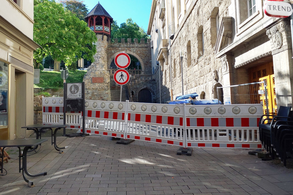 Gefahr durch herabstürzende Teile: Wegen eines Schadens an der Fassade des Gebäudekomplexes „Am Römertor 9“ in Wiesbaden mussten Teile der Innenstadt kurzfristig gesperrt werden. Betroffen sind neben der Straße auch die Zufahrt über die Coulinstraße sowie wichtige Fußgängerbereiche rund um die Kaiser-Friedrich-Therme.