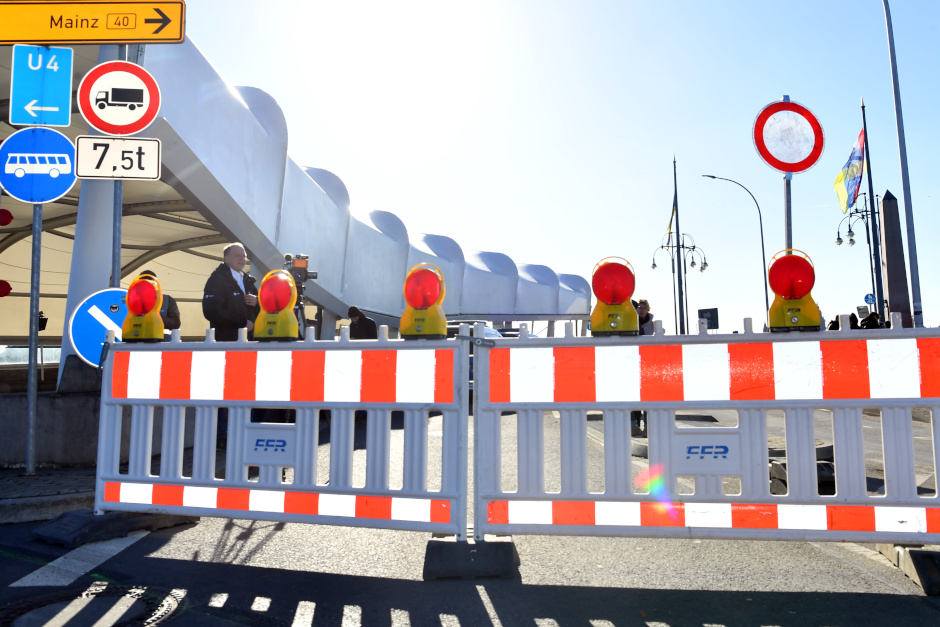 Die Theodor-Heus-Brücke ist am Sonntag wegen des Gutenberg Halbmarathons in Mainz gesperrt. Der Verkehr wird umgeleitet.