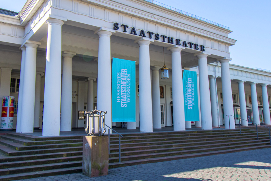 Wichtige Personalentscheidung für die Kulturlandschaft der Landeshauptstadt: Thomas Eisenträger wird zum 1. Oktober 2026 neuer Geschäftsführender Direktor am Hessischen Staatstheater Wiesbaden. Der erfahrene Kulturmanager, der aktuell noch als Verwaltungsleiter am Theater und Orchester Heidelberg tätig ist, komplettiert damit ab dem Herbst die Führungsebene des traditionsreichen Drei-Sparten-Hauses an der Wilhelmstraße. In Wiesbaden bildet er künftig gemeinsam mit dem bestehenden Intendantinnen-Duo Dorothea Hartmann und Beate Heine die dreiköpfige Bühnenleitung.