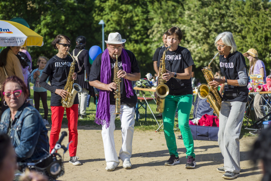 Am Freitag, 8. Mai 2026, verwandelt sich der Sauerlandpark in Wiesbaden-Dotzheim in eine bunte Festmeile. Unter dem Motto „Begegnung und Vielfalt" laden das KBS und der Ortsbeirat von 15 bis 20 Uhr zu Musik, KI-Erlebnissen und Nachbarschaftsbegegnung ein.
