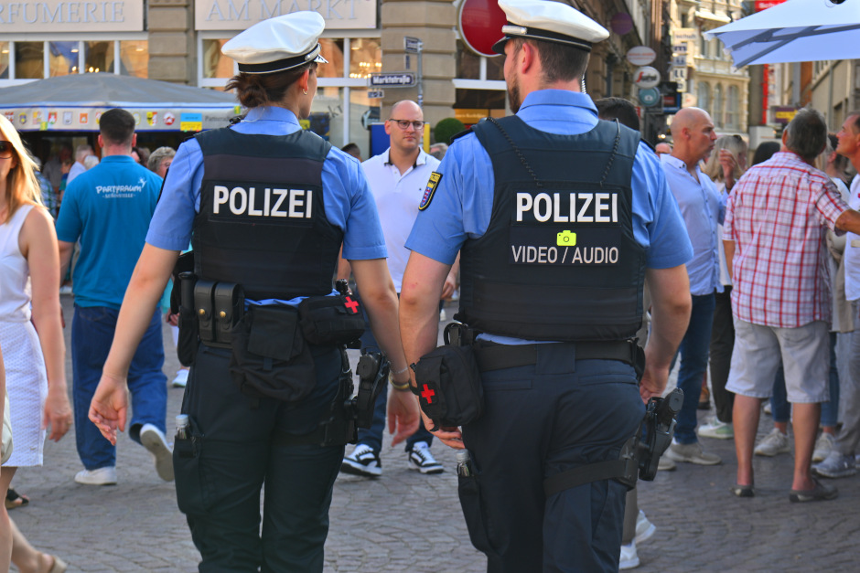 Am Samstag haben Landespolizei und Stadtpolizei im Rahmen der Einsatzkonzeption „Sicheres Wiesbaden“ gemeinsame Kontrollen durchgeführt. Im Fokus standen Innenstadtbereiche wie die Waffenverbotszone, der Hauptbahnhof, die Reisinger Anlage und weitere Brennpunkte.