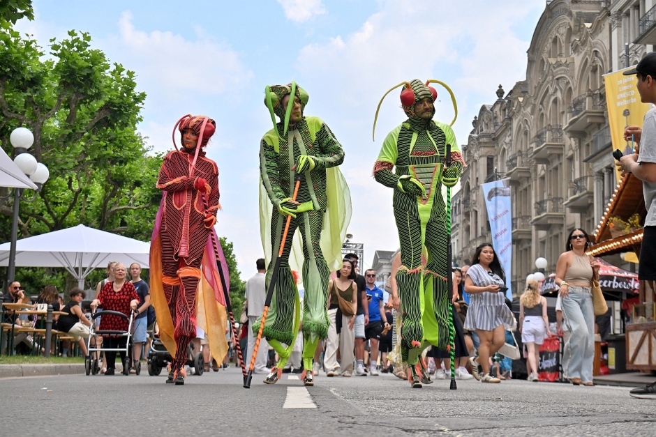 Vom 12. bis 14. Juni verwandelt das 47. Theatrium die Wiesbadener Wilhelmstraße wieder in eine der größten Festmeilen der Region. Mit 240 Ständen, fünf Bühnen, neuen Erlebnisbereichen und sommerlichem Flair erwartet die Besucherinnen und Besucher ein Wochenende voller Musik, Genuss und Unterhaltung.
