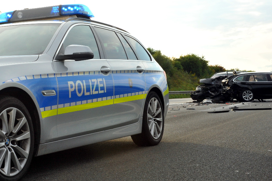 uf der A66 zwischen Wiesbaden-Nordenstadt und Wallau kam es im Berufsverkehr zu einem Verkehrsunfall mit zwei beteiligten Fahrzeugen. Eine Autofahrerin wurde verletzt, während gegen den Unfallverursacher nun wegen Trunkenheit am Steuer ermittelt wird.