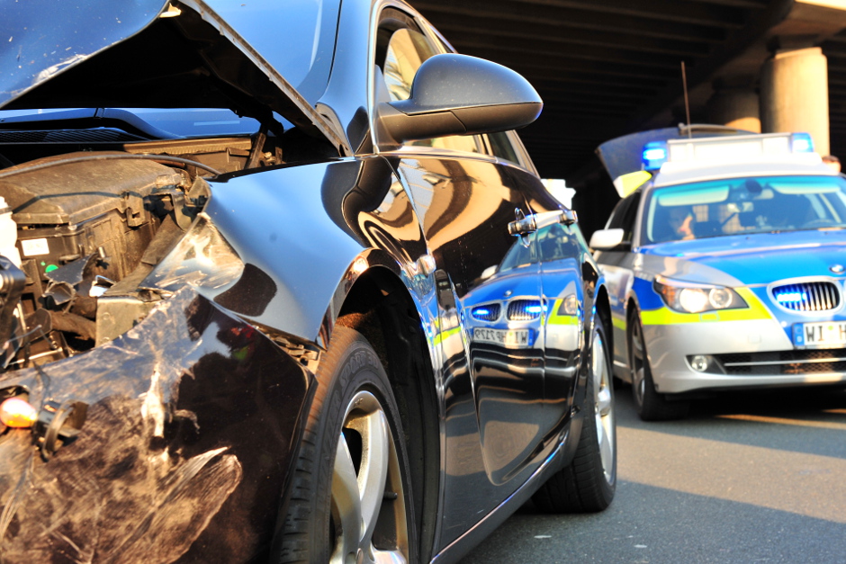 Am Sonntagabend ist ein 20-Jähriger mit seinem BMW in der Bahnhofstraße in Wiesbaden vor dem Abbiegen in die Rheinstraße ins Schleudern geraten und hat zwei geparkte Pkw erfasst. Der BMW ist nicht mehr fahrbereit.