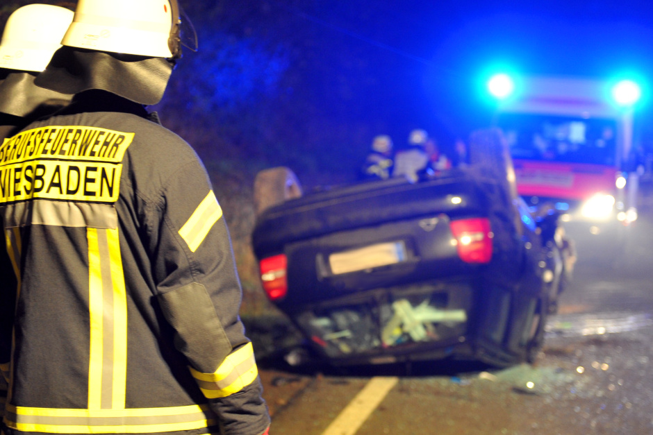 Dramatische Szenen in der Nacht zum Sonntag auf der Autobahn 671 bei Wiesbaden: Nach einer Hochgeschwindigkeits-Kollision überschlugen sich zwei Fahrzeuge, wobei ein Wagen meterhoch gegen eine Brücke katapultiert wurde. Die Trümmerlandschaft zwischen Amöneburg und Mainz-Kastel glich einem Schlachtfeld. Die Polizei ermittelt nun wegen des Verdachts eines illegalen Straßenrennens.