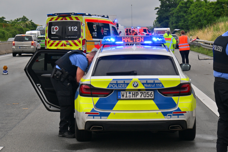 Auf der A3 Richtung Köln kam es am Montag, 4. Mai, um 11:40 Uhr zu einem schweren Unfall mit einem PKW und Wohnanhänger. Eine Beifahrerin wurde leicht verletzt, die Fahrbahn blockierte und es entstand ein Rückstau von 8 Kilometern.