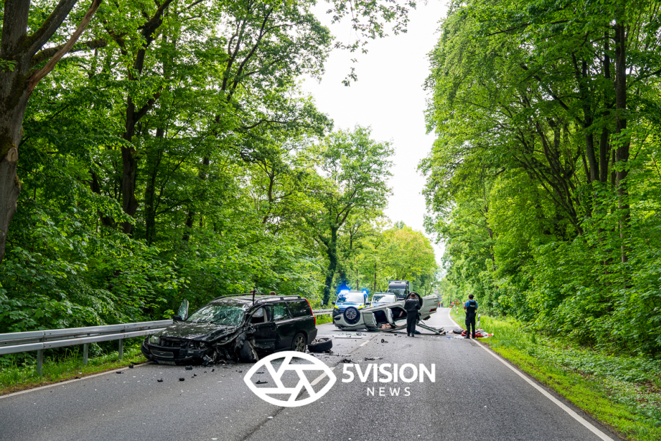 Am Donnerstag, 7. Mai 2026, gegen 14:55 Uhr, kollidierten auf der Platter Straße (B417) Höhe Nordfriedhof zwei Autos im Begegnungsverkehr. Ein Fahrzeug überschlug sich und landete auf dem Dach.