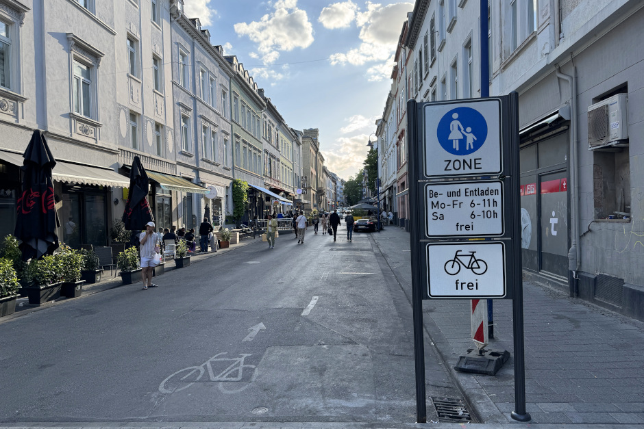 n der Wellritzstraße beginnt am 18. Mai der zweite Bauabschnitt für den Umbau zur Fußgängerzone. Bis Mitte Dezember entstehen barrierefreie Flächen, neue Aufenthaltsbereiche und mehr Raum für Außengastronomie, Radverkehr und Fußgänger.