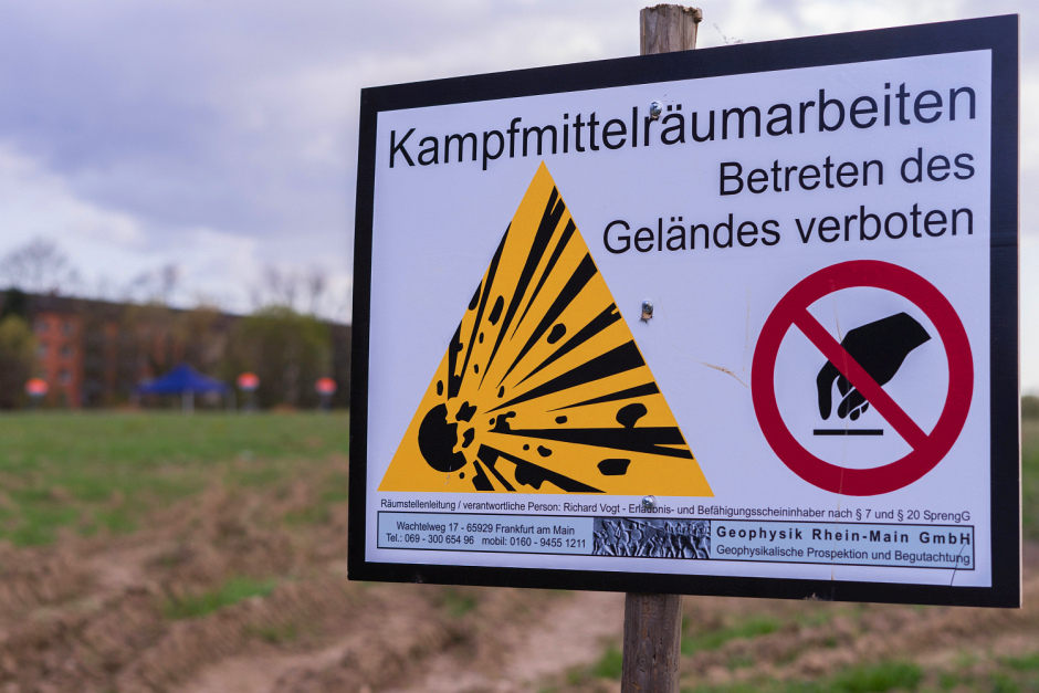 500-Kilo-Bombe bei B455-Sondierungen vor Clay-Kaserne in Wiesbaden-Erbenheim entdeckt – Entschärfung Mittwoch, 13. Mai, 11 Uhr. A66 Erbenheim-Nordenstadt gesperrt, 50 Anwohner evakuieren bis 9 Uhr. Bürgertelefon 0611 318080.