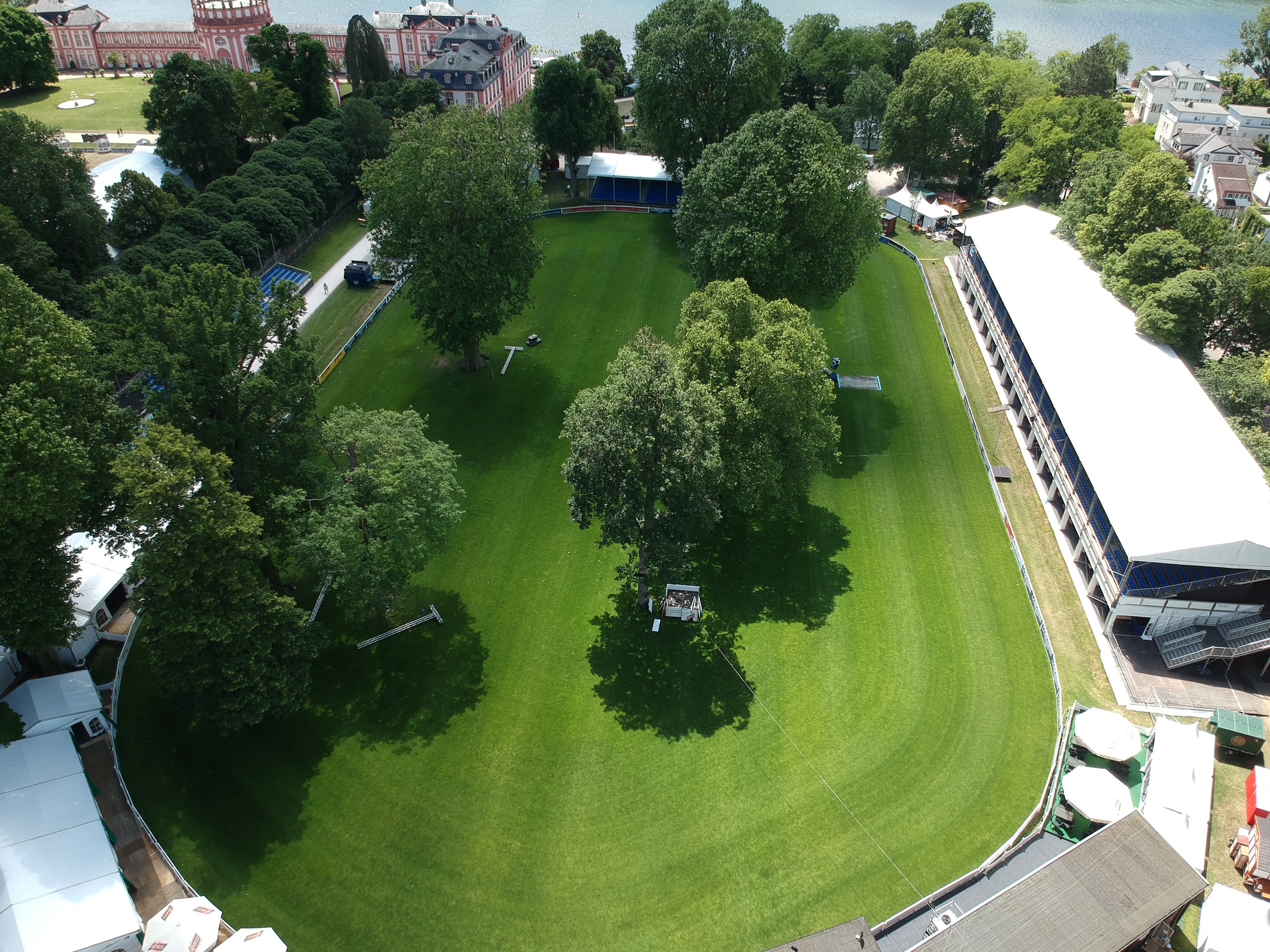 Die Sanierung des traditionellen Springplatzes des LONGINES PfingstTurniers in Wiesbaden hat begonnen.