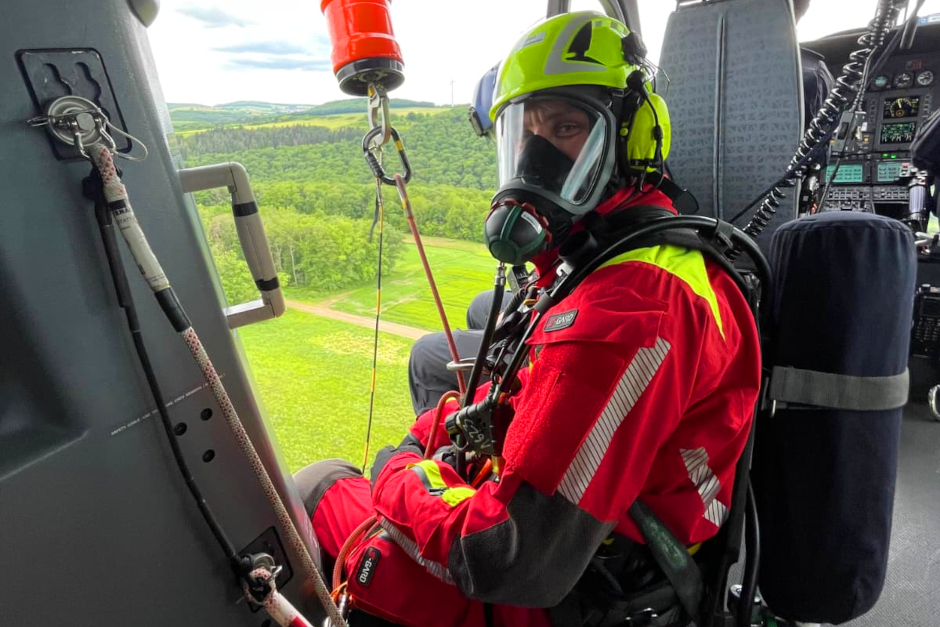 Drei Luftretter der SRHT-Einheit der Berufsfeuerwehr Wiesbaden sind am Montag zu einem Brandereignis an einer Windenergieanlage im Landkreis Bad Kreuznach alarmiert worden. Der Einsatz erforderte ein präzises Zusammenspiel mit der Polizeifliegerstaffel Hessen und ein Ablassen per Winde direkt an der Anlage.