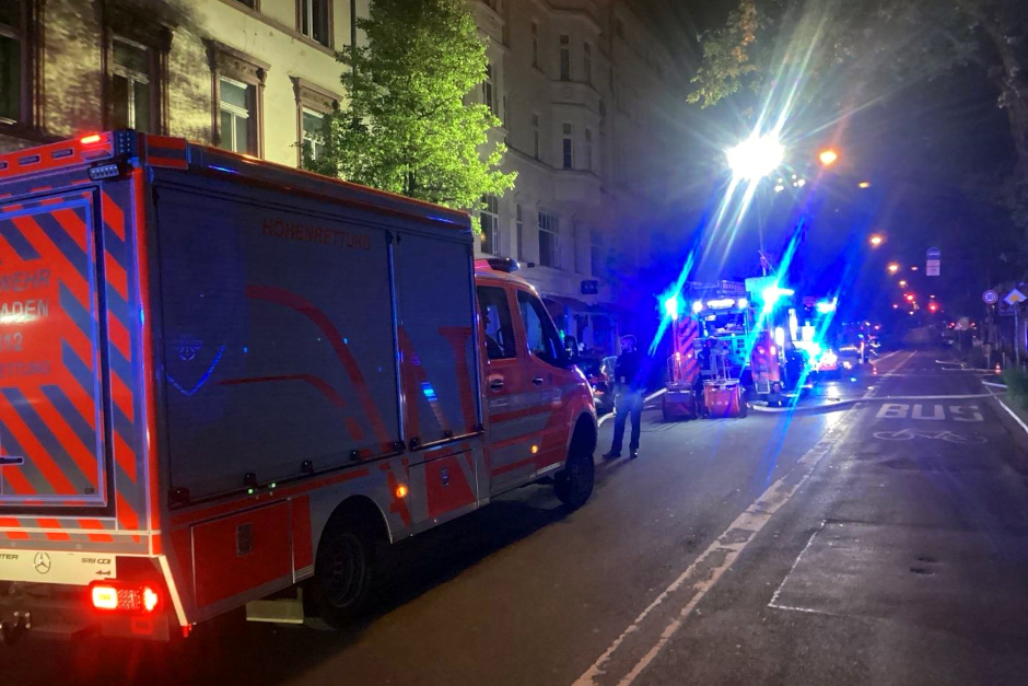 Großalarm für die Wiesbadener Feuerwehr in den frühen Morgenstunden: In der Nacht zum Dienstag ist in einem Mehrfamilienhaus in der Bleichstraße ein verheerendes Feuer ausgebrochen. Weil die Flammen aus einem schwer zugänglichen Hinterhaus schlugen, mussten sogar die Höhenretter anrücken. Nur dem schnellen Riecher eines aufmerksamen Nachbarn ist es zu verdanken, dass Schlimmeres verhindert wurde.