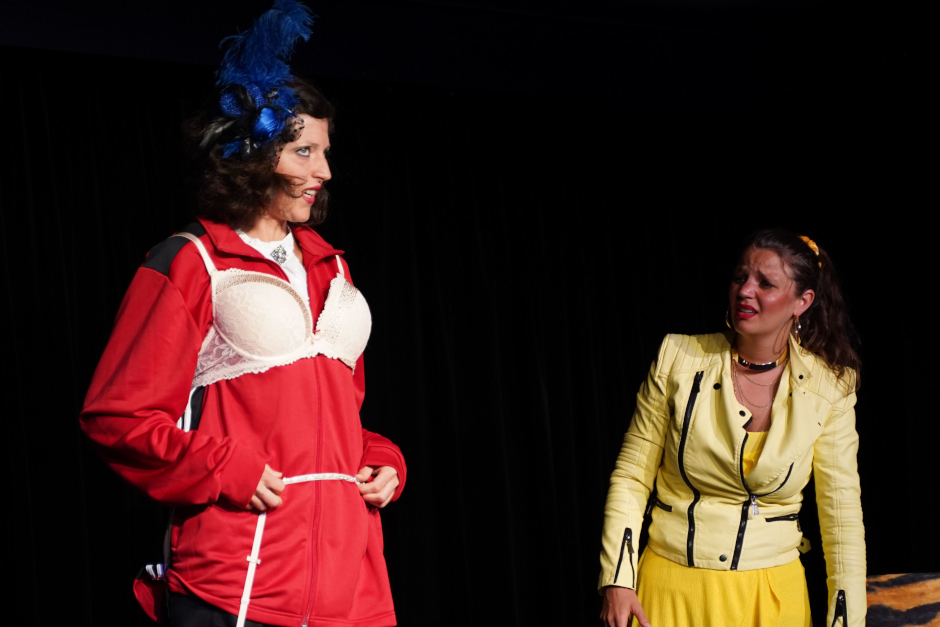 Wer den Feiertag am Donnerstag, 4. Juni, einmal anders verbringen möchte, kann im Galli Theater Wiesbaden in eine fantasievolle Geschichte zwischen Himmel, Erde und Reinkarnation eintauchen. „Im Zwischenreich“ verbindet Theater, Humor und überraschende Denkanstöße zu einem besonderen Kulturabend.