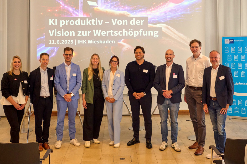 Künstliche Intelligenz ist in Unternehmen längst kein Zukunftsthema mehr, sondern ein Werkzeug für den Alltag. Das 3. Wiesbadener Innovationsforum in der IHK Wiesbaden zeigte, wie sich KI sicher, wirtschaftlich sinnvoll und praxisnah in Arbeitsabläufe integrieren lässt. Rund 200 Gäste informierten sich über Best Practices, Chancen und Herausforderungen rund um den produktiven Einsatz von KI im Mittelstand.