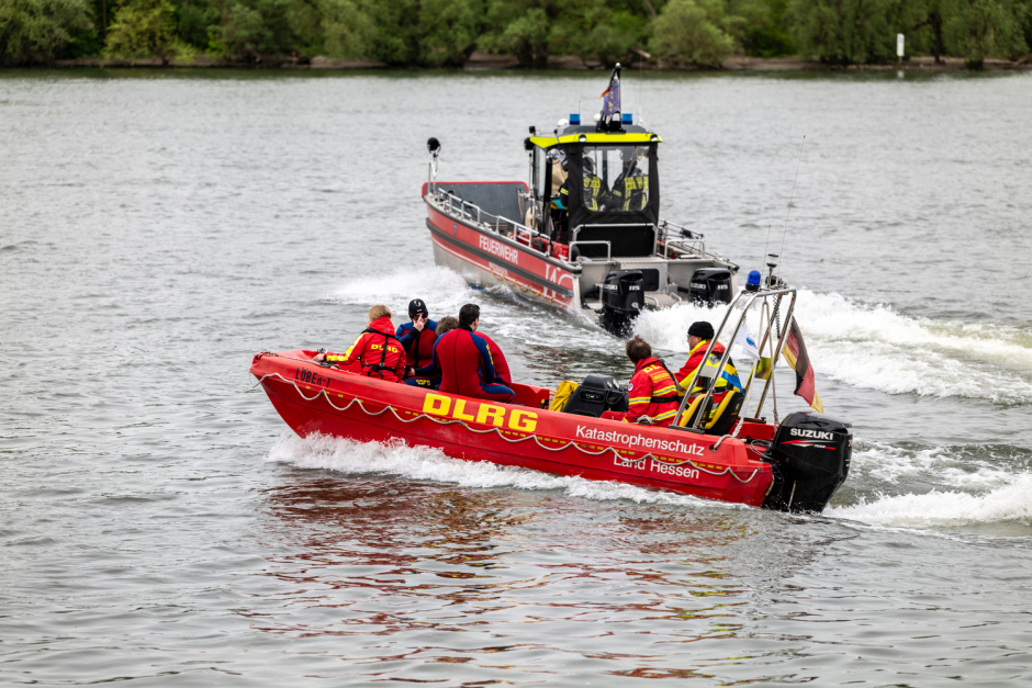 Ein vermeintlicher Notfall auf dem Rhein hat am Mittwochabend einen Großeinsatz bei Wiesbaden-Biebrich ausgelöst. Ein Passant meldete eine Person, die aus einem Schlauchboot in den Fluss gestürzt war. Vor Ort stellte sich die Lage als harmlos heraus – dennoch warnt die Feuerwehr eindringlich vor den Gefahren des Rheins.