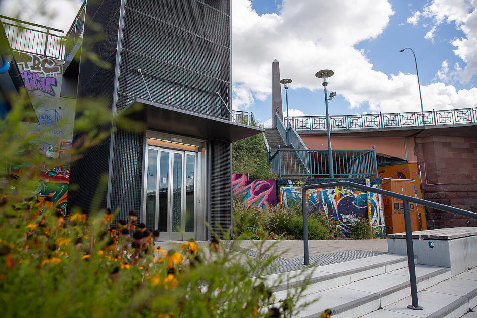 Der Aufzug am Freizeitgelände Kransand in Wiesbaden-Kastel ist nach einem Vandalismusschaden vorerst nicht nutzbar. Die Reparatur dürfte sich wegen langer Lieferzeiten bis August 2026 hinziehen.
