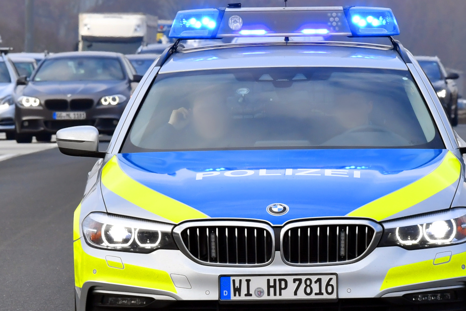 m Freitag, 05.06.2026, gegen 16:51 Uhr, fuhren mehrere zum Teil hochmotorisierte Fahrzeuge auf der A 66 in Richtung Wiesbaden (Höhe Wi-Nordenstadt) als Autokorso. Die Fahrer schwangen Fahnen aus den Fahrzeugen, wechselten mehrfach die Fahrstreifen ohne Fahrtrichtungsanzeiger und ohne ausreichenden Sicherheitsabstand. Andere Verkehrsteilnehmer mussten stark abbremsen, um Unfälle zu vermeiden.
