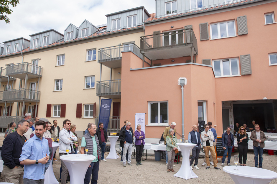 Die GWW treibt die Sanierung ihres Wohnungsbestands in Wiesbaden-Kostheim weiter voran: Mit einem Baufest wurde jetzt der dritte Bauabschnitt in der Hochheimer Straße abgeschlossen. Insgesamt entstehen modernisierte Wohnungen, neue Dachausbauten und ein deutlicher Beitrag zum Klimaschutz.