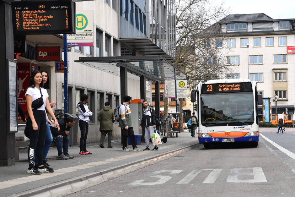 Haltestellenverlegung Platz der Deutschen Einheit (A) - Busse werden in der Wiesbadener Innenstadt umgeleitet.