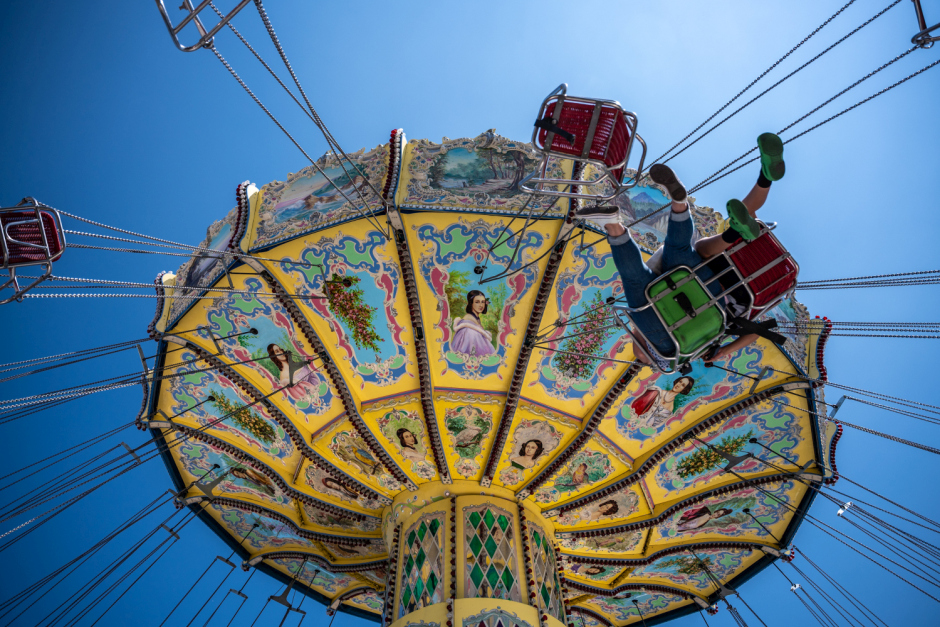 Es ist eines der absoluten Event-Highlights im sommerlichen Festkalender der Landeshauptstadt: Das weit über die Stadtgrenzen hinaus beliebte Deutsch-Amerikanische Freundschaftsfest steht in den Startlöchern. Am kommenden Mittwoch, 1. Juli 2026, verwandelt sich das Hainerberg-Gelände wieder in eine bunte Festmeile voller Jahrmarkt-Atmosphäre, amerikanischer Kulinarik und gelebter Partnerschaft. Mit dem traditionellen Fassanstich um 14:00 Uhr wird das Volksfest offiziell eingeweiht. Erwartet wird neben Oberbürgermeister Gert-Uwe Mende auch die hochrangige Führung der US-Streitkräfte