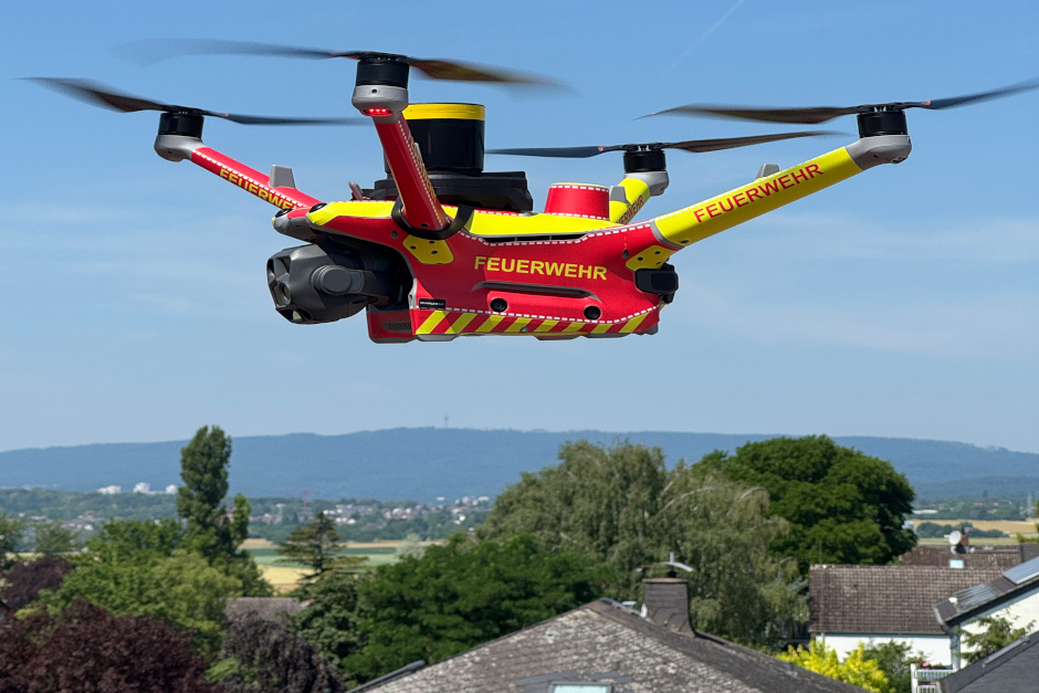 Die Feuerwehr Wiesbaden hat ein neues Pilotprojekt gestartet: Eine automatisiert alarmierbare Drohne liefert kurz nach Notrufeingang erste Luftbilder von Einsatzstellen – häufig noch bevor die ersten Einsatzfahrzeuge eintreffen. Das Projekt wird gemeinsam mit dem Unternehmen Skyflow erprobt.