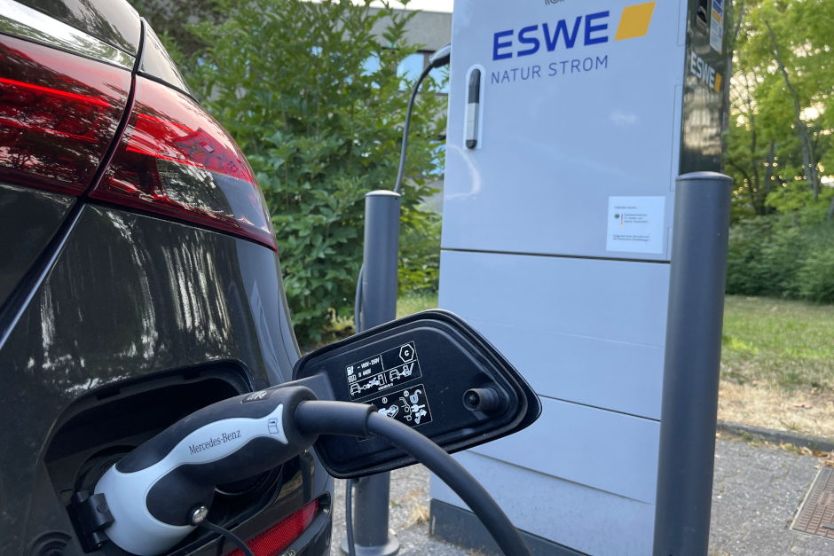 Elektroautos können ab sofort am Thermalbad Aukammtal in Wiesbaden bequem geladen werden. Der Bäderbetrieb mattiaqua hat gemeinsam mit ESWE Versorgungs AG vier neue Ladepunkte auf dem Therme-Parkplatz installiert – mit Wechselstrom bis 22 kW und Schnellladen bis 50 kW aus ESWE-Naturstrom.