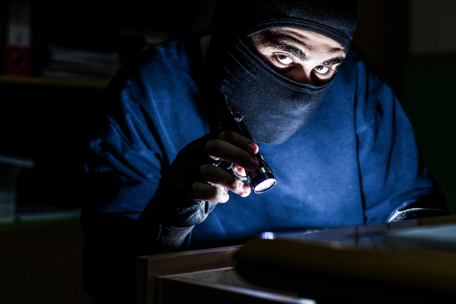 Einbruch in Wohnung am vergangenen Wochenende in Wiesbaden. Täter machen Beute.