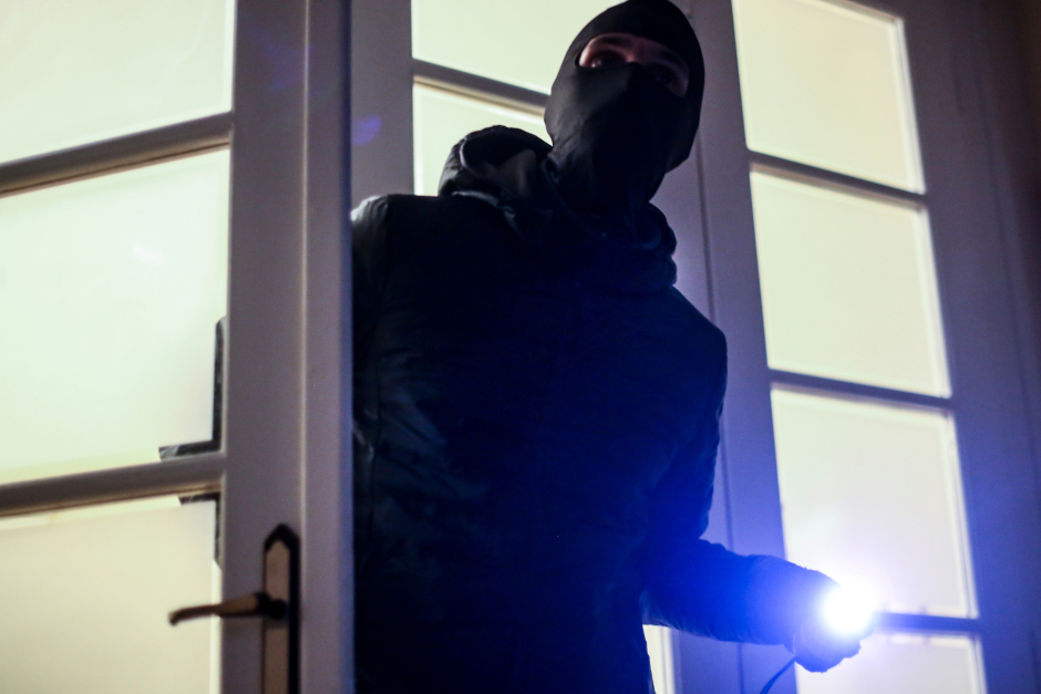 Gleich zwei Einbrüche beschäftigen aktuell die Polizei in Wiesbaden: In Kostheim drangen Täter in eine Wohnung ein, in Schierstein wurde eine Spielhalle Ziel von Einbrechern. In beiden Fällen erbeuteten die Unbekannten Bargeld.