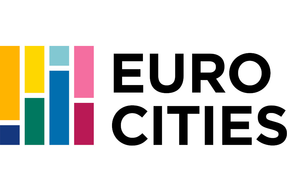 Eurocities-Jahreskonferenz: Wiesbaden setzt auf europäischen Austausch Die Landeshauptstadt Wiesbaden hat an der Eurocities-Jahreskonferenz in Utrecht teilgenommen. Der Austausch mit europäischen Partnerstädten, gemeinsame Antworten auf kommunale Herausforderungen und ein klares Bekenntnis zur Demokratie standen im Mittelpunkt der diesjährigen Konferenz. Das 40. Jahrestreffen des europäischen Städtenetzwerks fand unter dem Motto „Sharing Horizons, Connecting People“ statt. „Dieses Motto beschreibt auch genau das, was wir mit unserer Mitgliedschaft bei Eurocities erreichen möchten: unseren Horizont erweitern, Verbindungen und Zusammenarbeit mit anderen europäischen Städten aufbauen und vertiefen“, sagte Europadezernentin Maral Koohestanian nach ihrer Rückkehr aus Utrecht. „Städte in ganz Europa stehen vor ähnlichen Herausforderungen. Der direkte Austausch hilft uns, von den Erfahrungen anderer Kommunen zu lernen, erfolgreiche Ansätze kennenzulernen und neue Impulse für Wiesbaden mitzunehmen.“ Im Mittelpunkt der Konferenz standen Fragen der nachhaltigen Stadtentwicklung, der sozialen Teilhabe sowie der Rolle von Städten bei der Bewältigung aktueller gesellschaftlicher und wirtschaftlicher Herausforderungen. Für Wiesbaden bot die Konferenz die Gelegenheit, bestehende Kontakte zu vertiefen und neue Perspektiven für die kommunale Arbeit zu gewinnen. Beim Bürgermeistergipfel bekannten sich die Mitgliedsstädte zudem deutlich zur Verteidigung demokratischer Werte und zu mehr Solidarität unter Europas Städten. Ein sichtbares Zeichen dafür war die Auszeichnung des in der Türkei inhaftierten Istanbuler Bürgermeisters Ekrem İmamoğlu mit dem Eurocities-Award in der Kategorie „City Heroes“. Zudem diskutierten die Teilnehmenden über zunehmende Anfeindungen und Bedrohungen gegenüber politischen Mandatsträgerinnen und Mandatsträgern in sozialen Medien. Eurocities vereint mehr als 200 Großstädte aus 38 Ländern und bietet seinen Mitgliedern eine Plattform für den Austausch bewährter Lösungen sowie für die gemeinsame Interessenvertretung auf europäischer Ebene. Für Wiesbaden ist Eurocities eine wichtige Plattform, um europäische Erfahrungen für die Weiterentwicklung der Stadt nutzbar zu machen und gemeinsam mit anderen Kommunen Antworten auf die Herausforderungen der Zukunft zu entwickeln. Das nächste Eurocities-Jahrestreffen findet 2027 in Sofia statt.