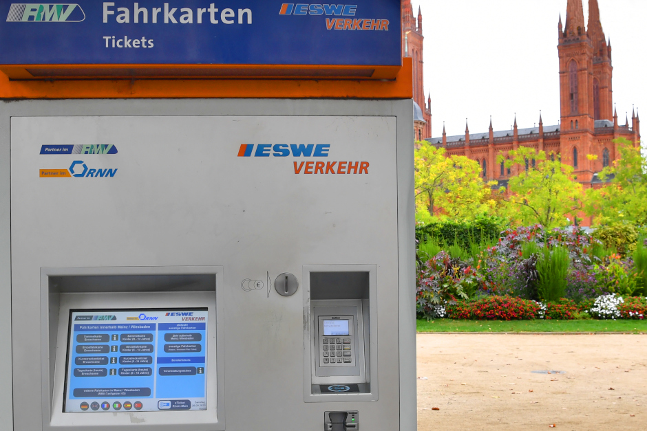 ESWE Verkehr und Mainzer Mobilität investieren in Millionen-Projekt: Neue Automaten bringen bargeldlose Zahlung und Barrierefreiheit nach Wiesbaden.