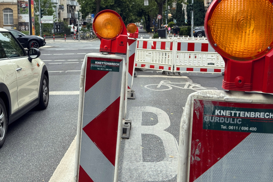 Aufgrund von Hitzeschäden an der Fahrbahndecke werden die Umweltspur sowie die Bushaltestelle Schiersteiner Straße in Fahrtrichtung Hauptbahnhof am Kaiser-Friedrich-Ring 39 bis 41 aus Sicherheitsgründen gesperrt. Das Tiefbau- und Vermessungsamt plant die Instandsetzung der Schäden und informiert rechtzeitig über den Beginn der Arbeiten sowie mögliche weitere Verkehrsbehinderungen.