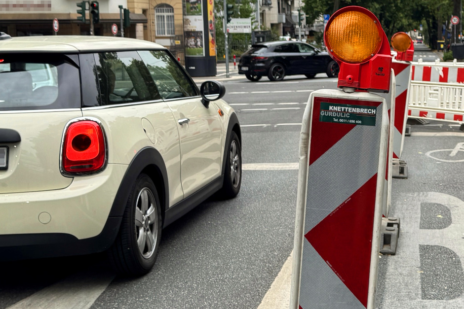 Drei Maßnahmen, eine Baustelle: Verkehrseinschränkungen in der Schiersteiner Straße und an der Waldstraße in Wiesbaden.