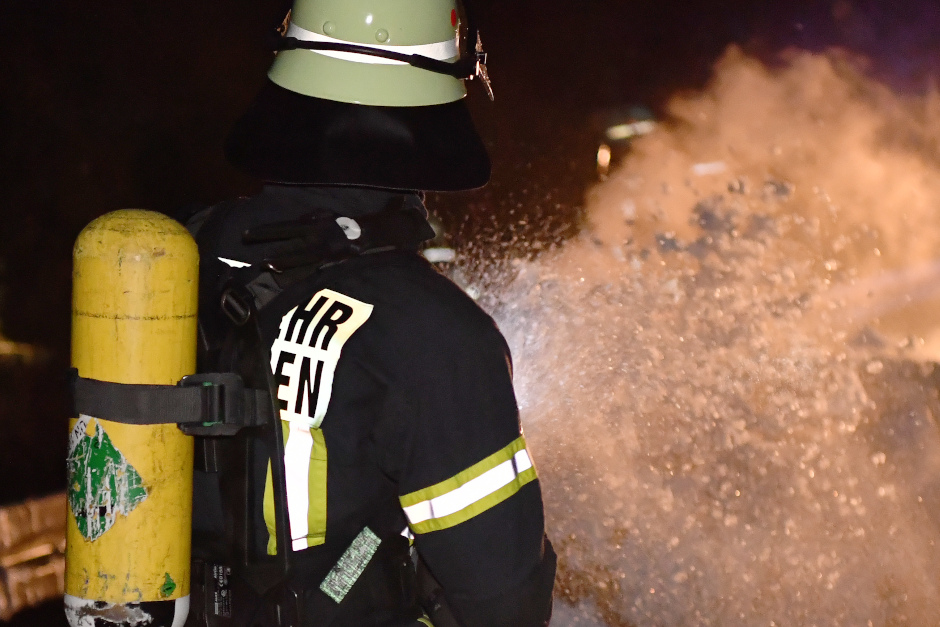 Mülltonne in Brand gesetzt in der Nacht zum Samstag in Wiesbaden-Bierstadt. Die Feuerwehr löschte die Flammen.